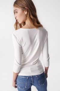 PULL EN MAILLE AVEC DCOUPES