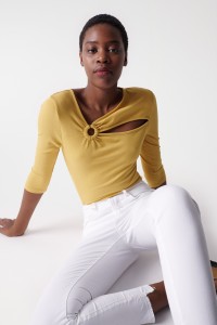 RIBBED KNIT TOP WITH V-SHAPED NECKLINE