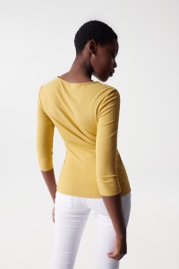 RIBBED KNIT TOP WITH V-SHAPED NECKLINE