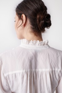 FLOWING BLOUSE WITH COLLAR DETAIL