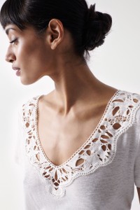 PLAIN T-SHIRT WITH LACE