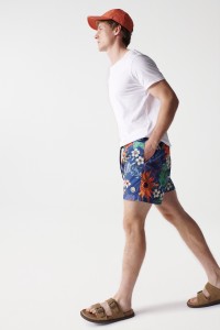 SWIMMING SHORTS WITH PRINT DESIGN AND DRAWSTRING