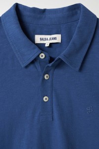 POLO CON DETALLE DE BRANDING