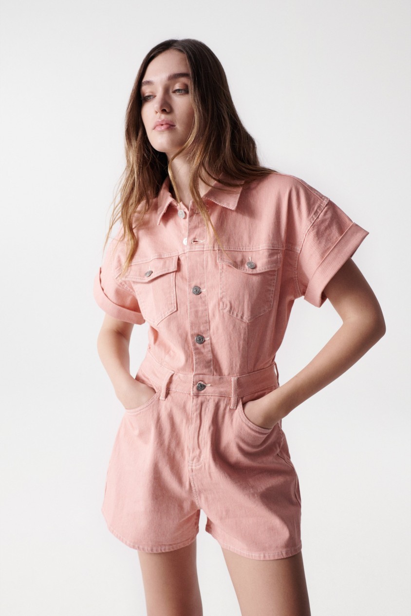 KURZER OVERALL AUS ROSA DENIM