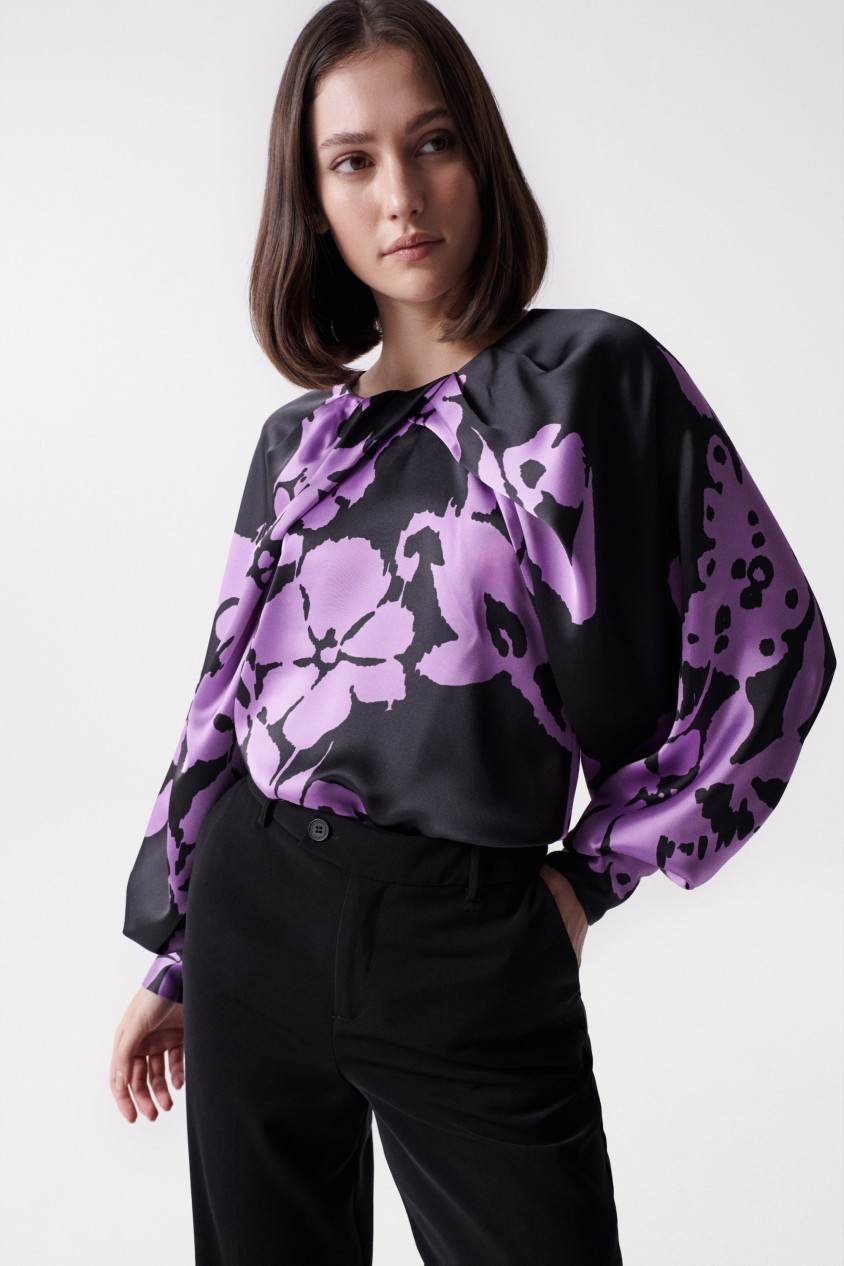 BLUSA CON ESTAMPADO FLORAL