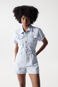 KURZER OVERALL AUS BLAUEM DENIM