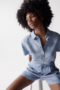 CROPPED LOOSE FIT BUTTONED LIGHTDENIM SHIRT