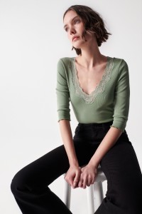 RIBBED KNIT TOP WITH LACE