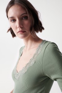 RIBBED KNIT TOP WITH LACE