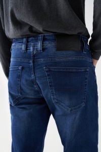 SLIM JEANS WITH ZIPPED POCKET