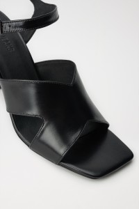 LEATHER SANDALS