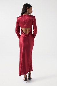 LANGES SATIN-KLEID