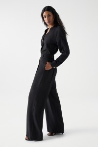 JUMPSUIT MIT GRTEL UND KNOPFLEISTE