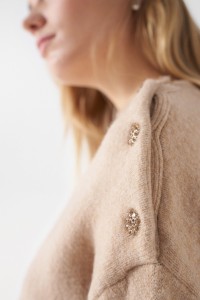 PULL EN MAILLE AVEC BOUTONS BRILLANTS