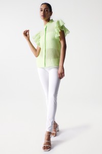 BLUSA CON VOLANTES