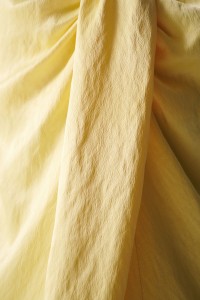 KURZES SATIN-KLEID