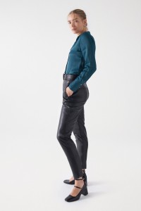 LEATHER EFFECT CROPPED SLIM PANTS