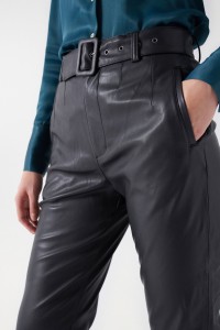 LEATHER EFFECT CROPPED SLIM PANTS