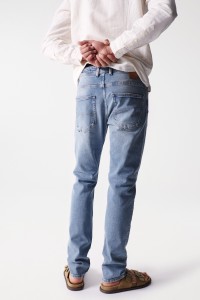 REGULAR JEANS WITH RIPS