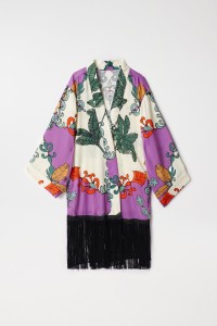 KIMONO ACETINADO COM ESTAMPADO E FRANJAS