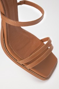 SANDALETTE MIT RIEMCHEN UND HOHEM ABSATZ