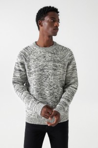 PULL EN MAILLE AVEC CONTRASTE DE COULEURS