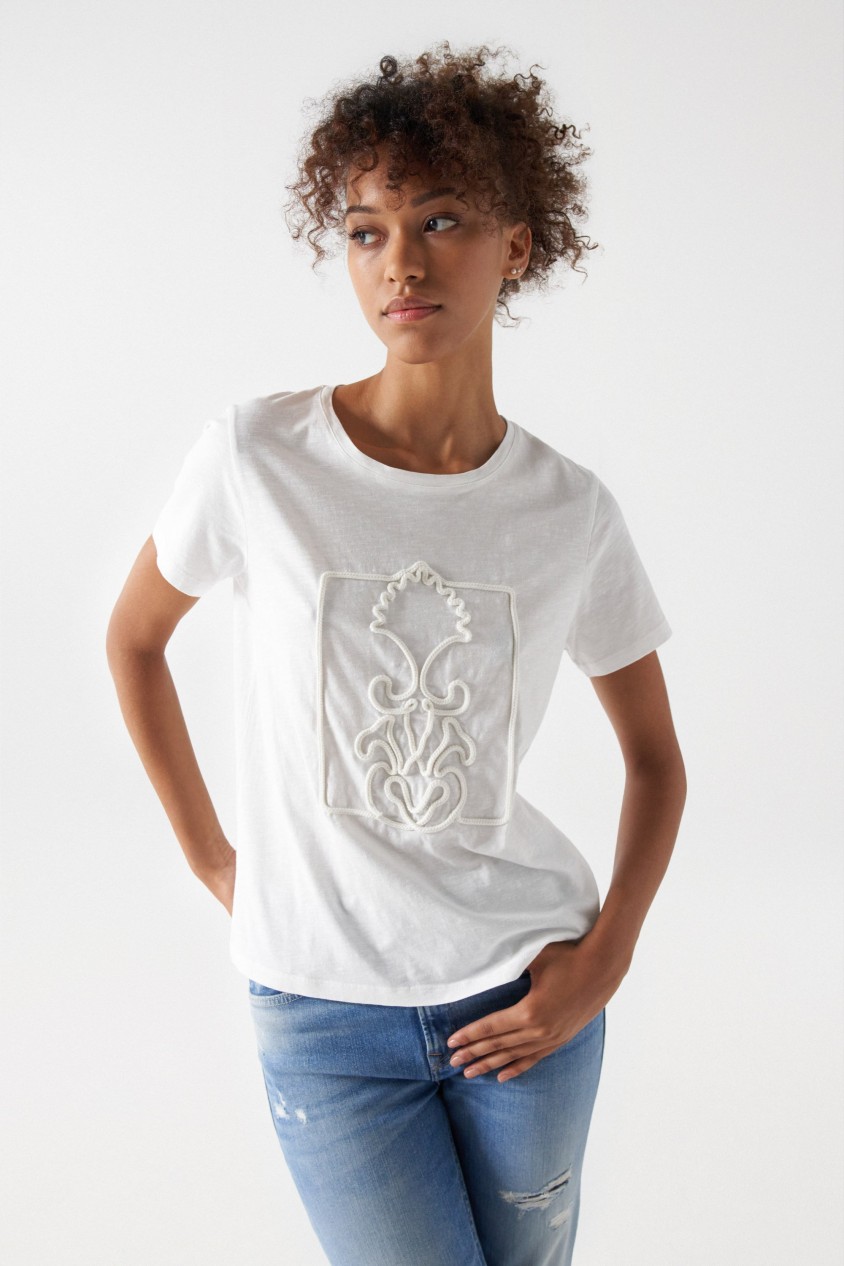 CAMISETA CON RELIEVE DE CUERDA