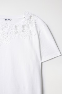 T-SHIRT WITH LACE DETAIL