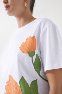 T-SHIRT WITH FLORAL GRAPHIC DETAIL