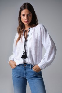 BLUSA CON DETALLES BORDADOS