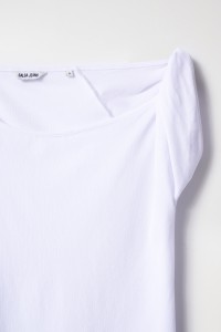 T-SHIRT WITH FOLD DETAIL ON THE SLEEVE