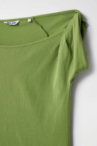 T-SHIRT WITH FOLD DETAIL ON THE SLEEVE