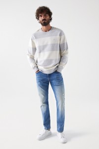 REGULAR-JEANS MIT RISSEN