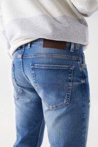 REGULAR-JEANS MIT RISSEN