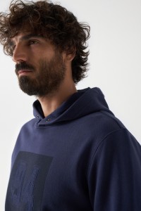 SUDADERA CON CAPUCHA Y ESTAMPADO