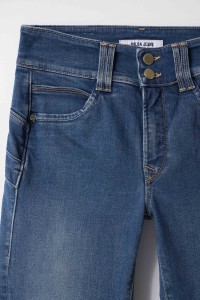 SECRET PUSH IN STRAIGHT JEANS WITH BUTTON DETAIL