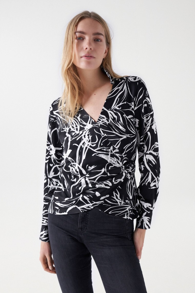 BLUSA SATINADA CON ESTAMPADO FLORAL