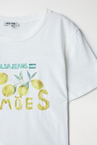 T-SHIRT COM ESTAMPADO E MISSANGAS