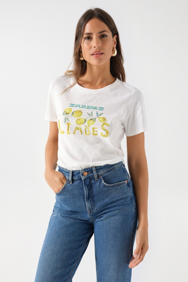 T-SHIRT COM ESTAMPADO E MISSANGAS