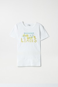 T-SHIRT COM ESTAMPADO E MISSANGAS