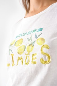 T-SHIRT COM ESTAMPADO E MISSANGAS