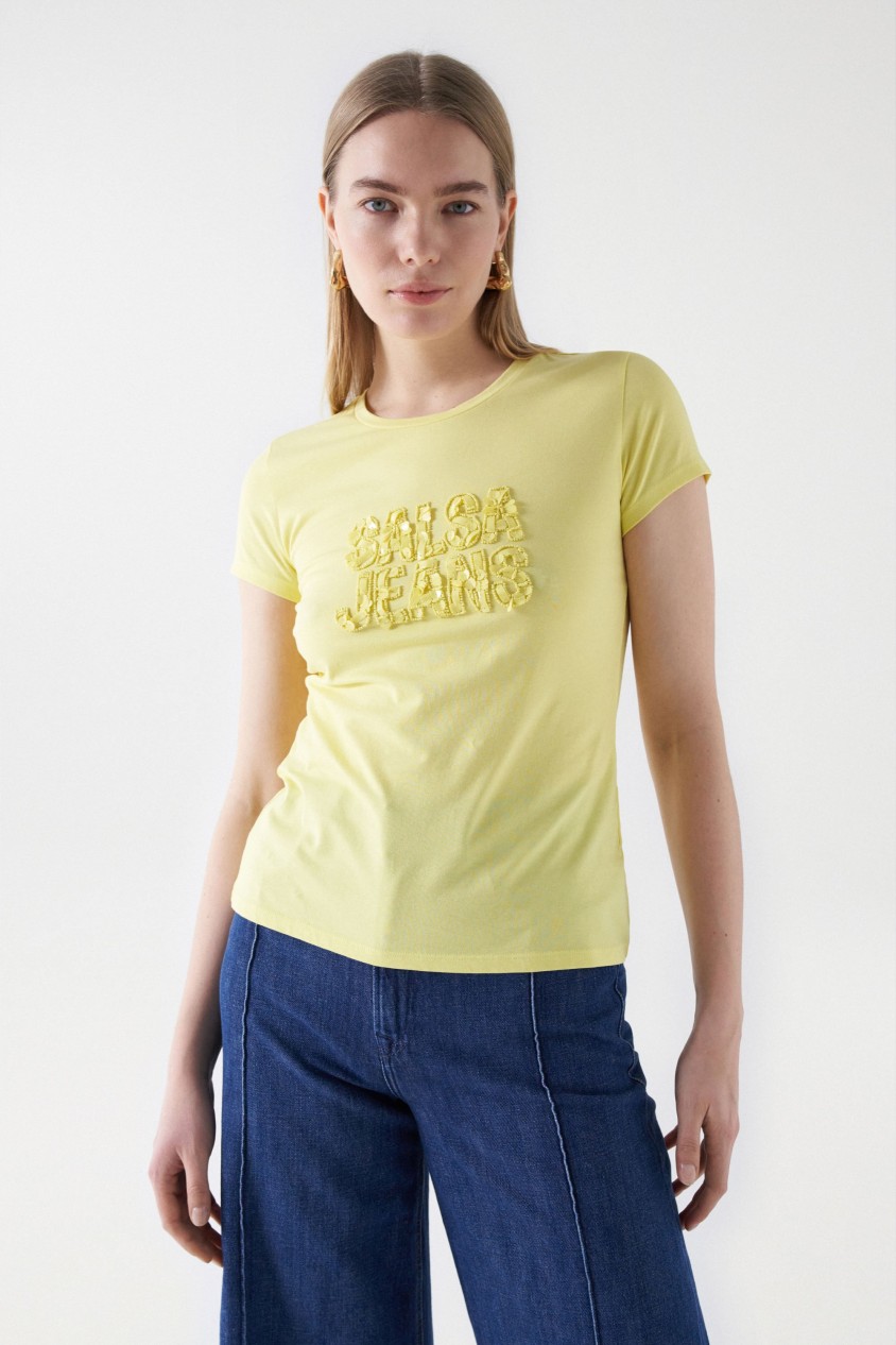 T-SHIRT MIT MARKENAUFDRUCK AUS PAILLETTEN