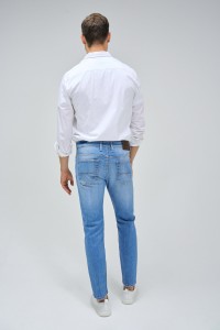 JEANS SLIM FIT COM LIGEIROS ROTOS