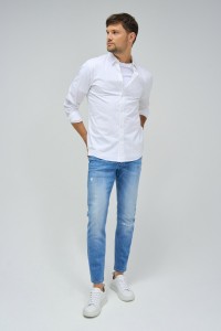 JEANS SLIM FIT COM LIGEIROS ROTOS