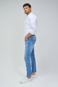 JEANS SLIM FIT COM LIGEIROS ROTOS