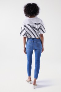 SECRET PUSH IN CROPPED SKINNY JEANS