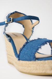 SANDALEN AUS JEANS