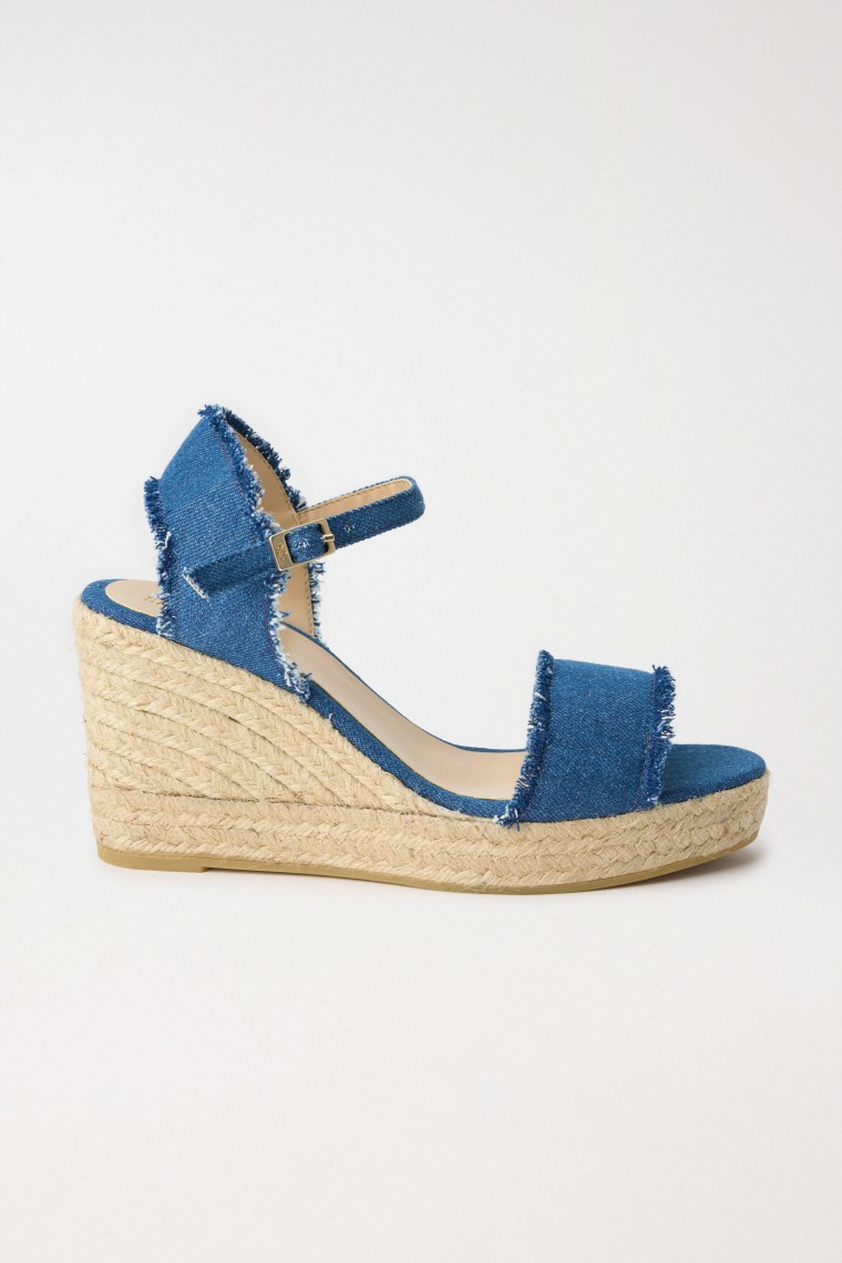 SANDALEN AUS JEANS