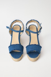 SANDALEN AUS JEANS