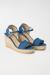 SANDALEN AUS JEANS